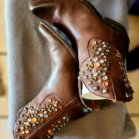 ZiGiny Brown Studded Leather Cowgirl Boots - Picture 4 of 7